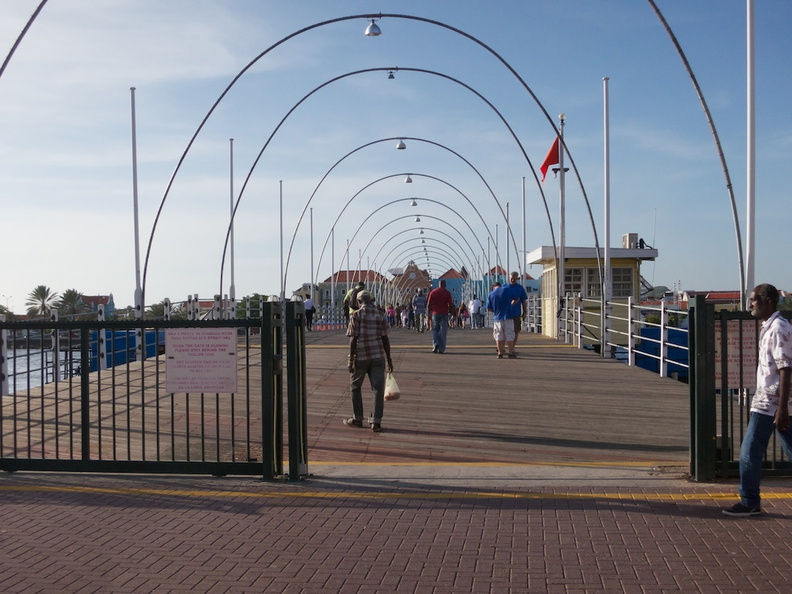 Swinging Bridge in Willemstad IMG_5377.jpg